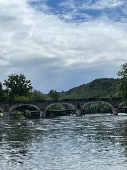 Puente en el rio dordoña, en Nueva aquitania Francia