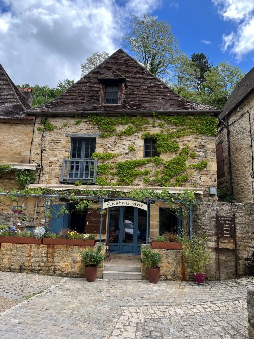 Restaurante en casa de piedra con arquitectura tipica de los pueblos del Perigord noir