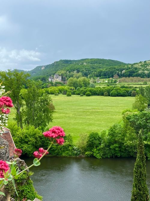 Vistas desde la cruz templaria en el pueblo bonito de Beynac en el perigord noir, valle de la Dordoña, Francia