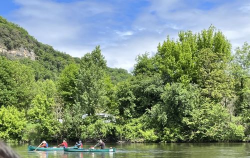 Canoas en el rio, deportes de agua, ocio sostenible