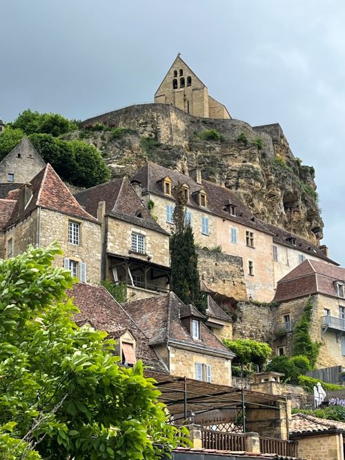 Pueblo bonito de Francia sobre un acantilado en el Périgord