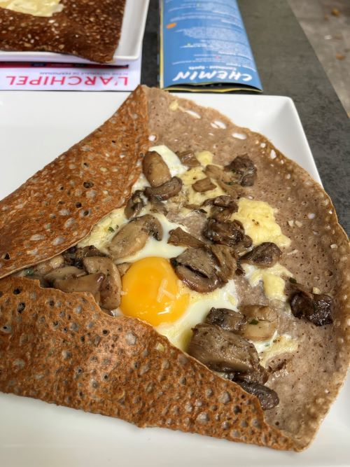 Crepe salada en la bruixa de ceret. Con huevo frito y champiñones