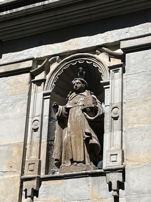 Detalle en la fachada de la iglesia de santo domingo que alberga la capilla de san Fermín.