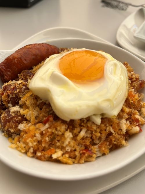 Migas con huevo y chistorra el kiosco