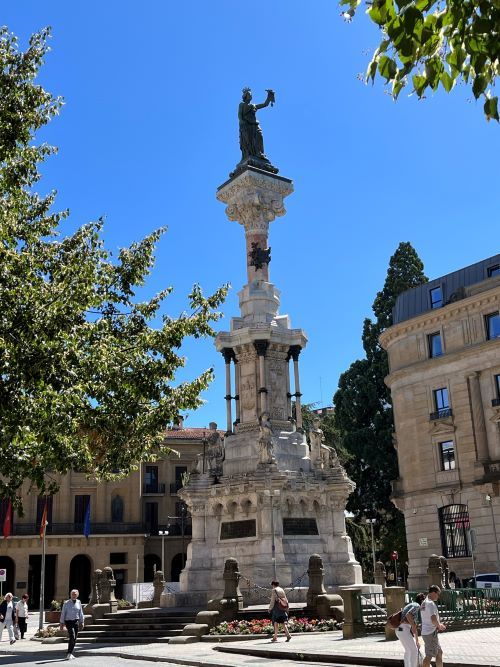 Paseo Sarasate estatua