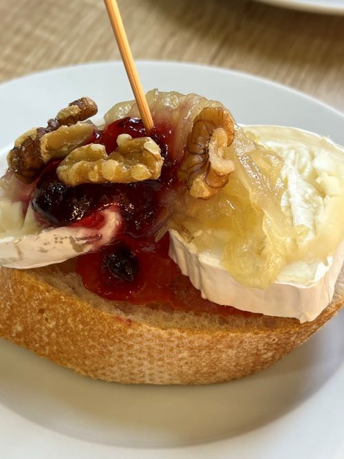 Restaurante Malayerba estafeta. Pintxo de queso de cabra con frutos rojos y cebolla caramelizada