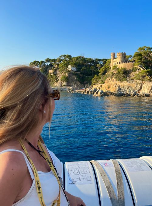 Vistas del castillo de lloret desde el barco