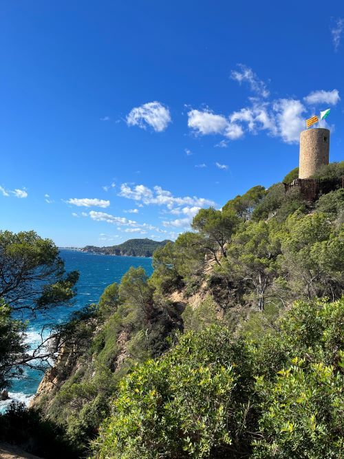 Panoramica del castell de Sant Joan en Lloret de mar, se ve como se eleva sobre un acantilado.