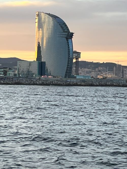Hotel Vela en Barcelona, visto desde el mar. Paseo en catamarán con civitatis