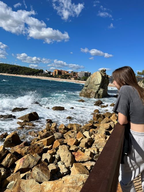 Mirando al mar antes de llegar a la playa de fenals