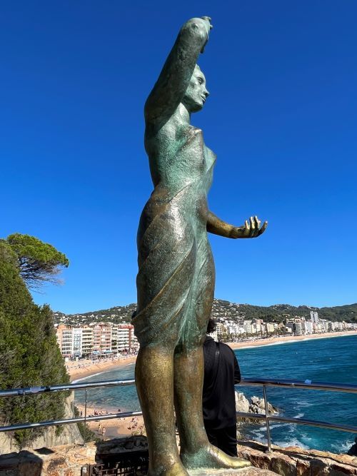 Monumento a la dona marinera en Lloret de Mar