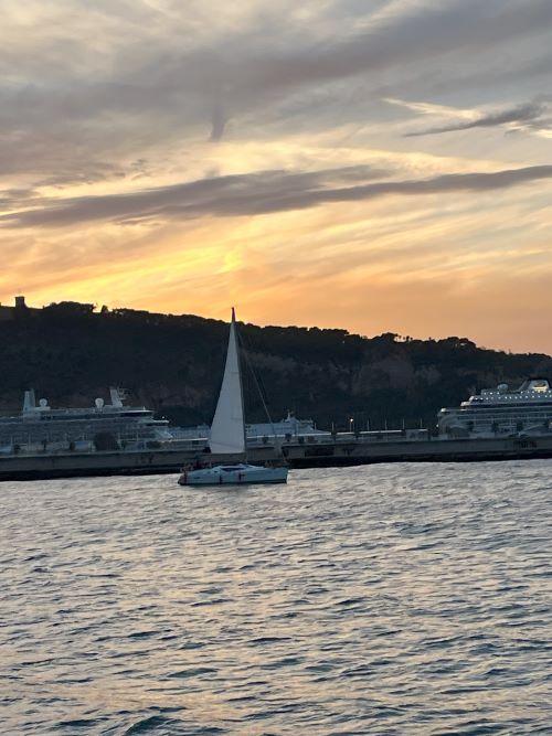 Velero visto desde el catamarán cerca del puerto de Barcelona