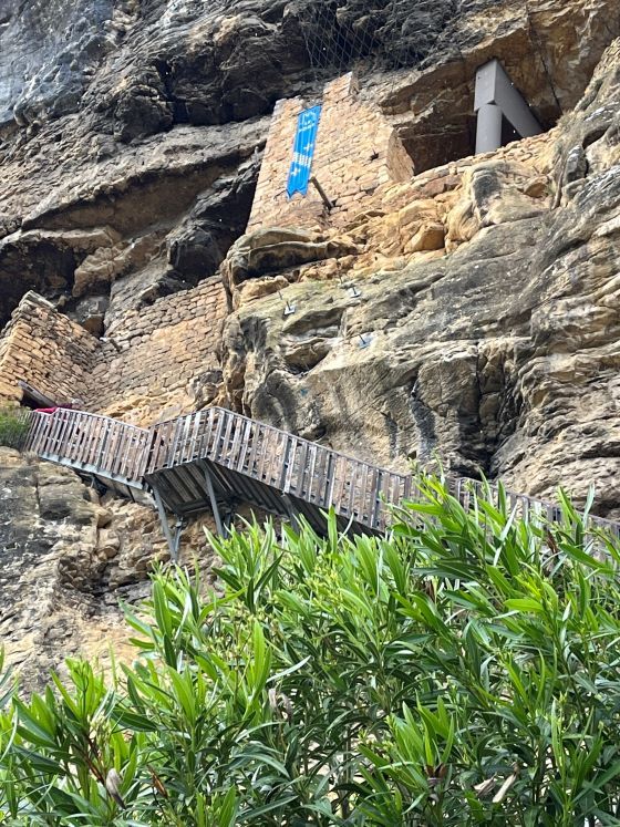 Fuerte troglodita en el pueblo de la Roque-gageac
