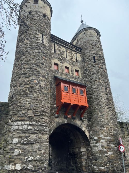 puerta del infierno en Maastricht