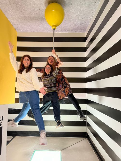 Paradox Museum, ilusion optica, divertido, parece que los amigos vuelan en globo