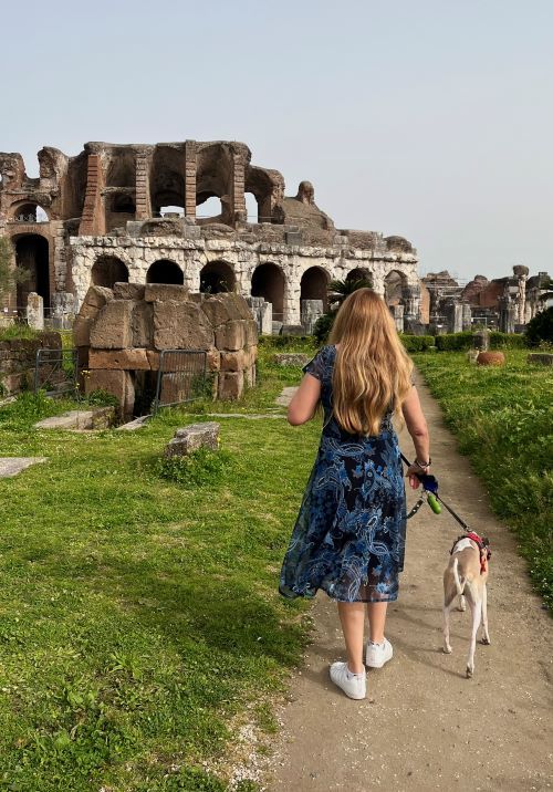 Anfiteatro de espartaco pet friendly. Al fondo el edificio y una chica con un perro