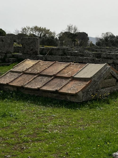 Heroon monumento al héroe fundador de la ciudad griega de paestum