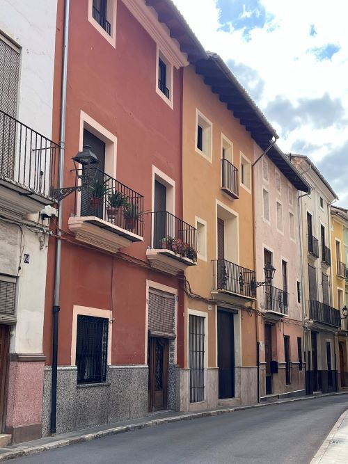 calle de Xàtiva con casas de colores.
