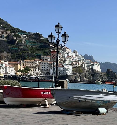 Amalfi , desde el paseo marítimo. Pueblo bonito costa amalfitana