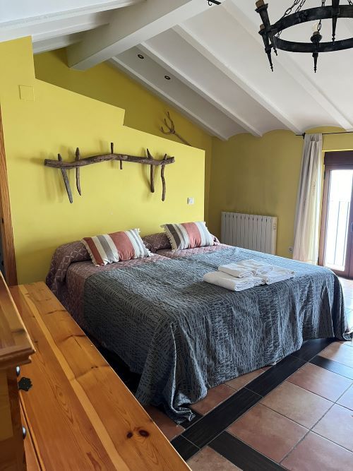 Casa Cami Real. Vilafranca del Cid. Dormitorio casa rural.