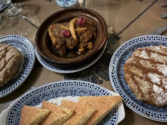 Pastilla marroquí de carne. También se ve pan y tajín