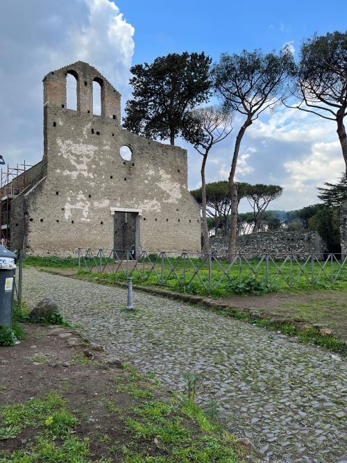 iglesia frente mausoleo de cecilia metela en la via appia