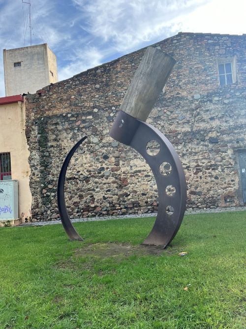 Escultura hoz en la Vila de Cambrils