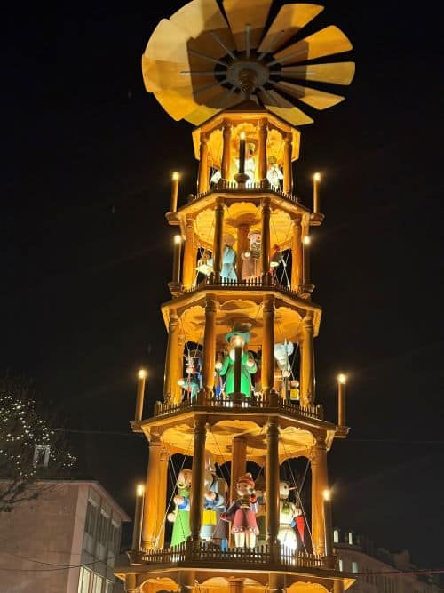 Pirámide de Navidad en madera. Mercados Navidad Alemania