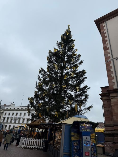 Árbol de Navidad en la plaza de Wiesbaden