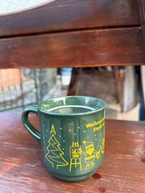 taza de vino caliente Glühwein, bebida tradicional en los mercqdos de navidad de Alemania