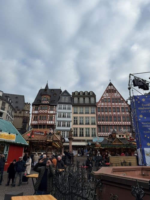 Casas con entramado de madera en la plaza Römerberg de Frankfurt