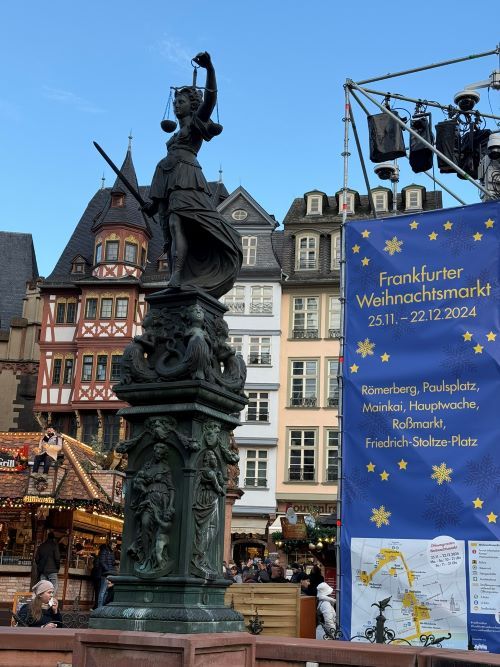 Estatua de la fuente de la justicia en la plaza Römerberg