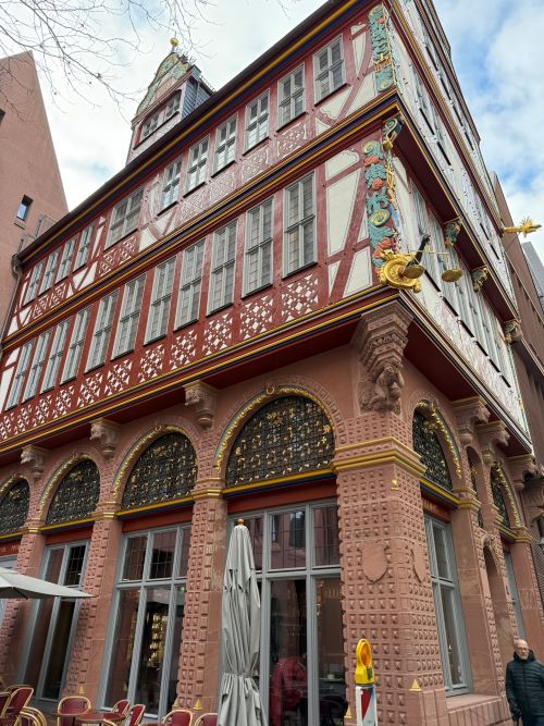 Goldene Waage, casa con entramado de madera reconstruida en el nuevo casco viejo de Frankfurt