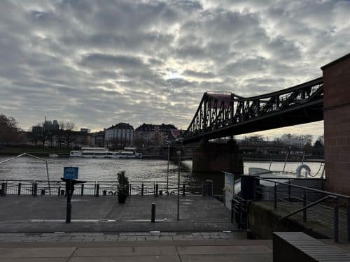 Puente de hierro o puente de los candados en Frankfurt