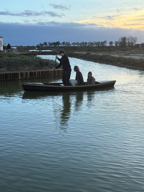 Manejando una barca de perchar en Mónnatura Delta de l'Ebre