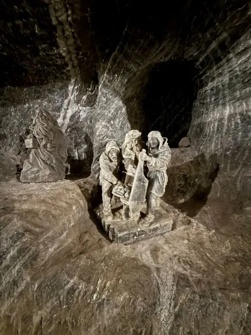 Grupo escultórico en una gruta de las minas de sal de Polonia
