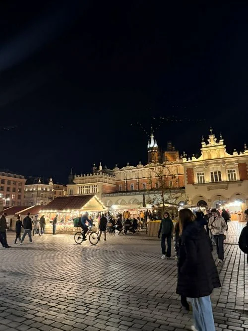 Plaza del mercado con los puestos de Pascua en Cracovia. Semana Santa