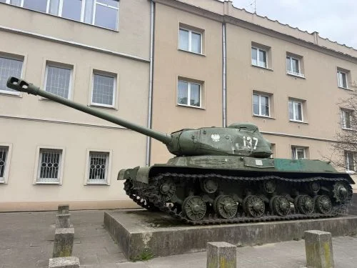 Tanque frente al museo de Nowa Huta en Cracovia. Polonia