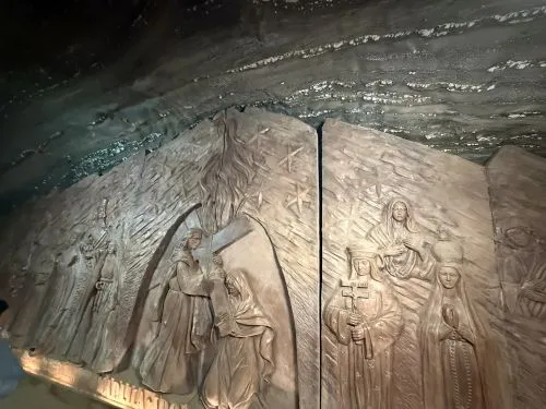 Retablo religioso en las minas de sal de Cracovia