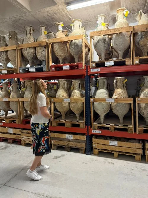 Almacén de Vilamuseu en la Vila Joyosa, infinidad de ánforas romanas, clasigficadas, del Bou Ferrer