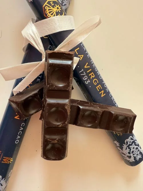 Chocolatina abierta de chocolates la Virgen que se fabrican en Villajoyosa
