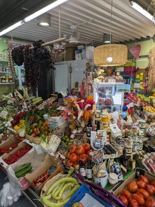 Imagen de una fruteria llena de colores en el Mercado municipal de la Vila Joiosa en Alicante