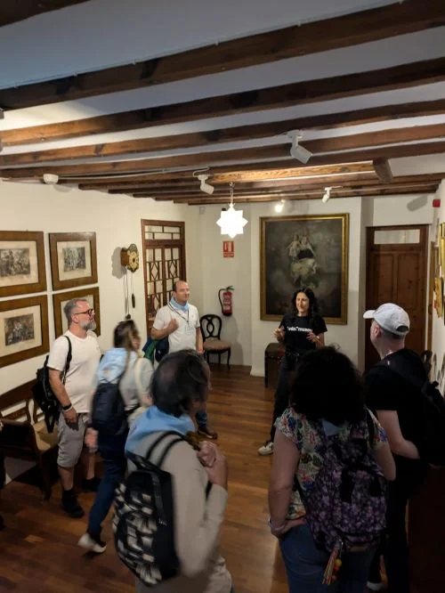 En la imagen se ve una visita guiada en la casa museo Barberá Aragonés en Villajoyosa