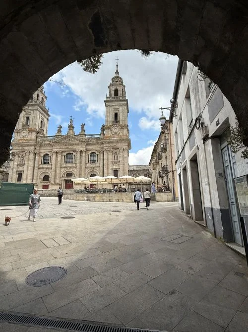 Lugo, Galicia, vistas de la catedral desde el arco de la puerta romana