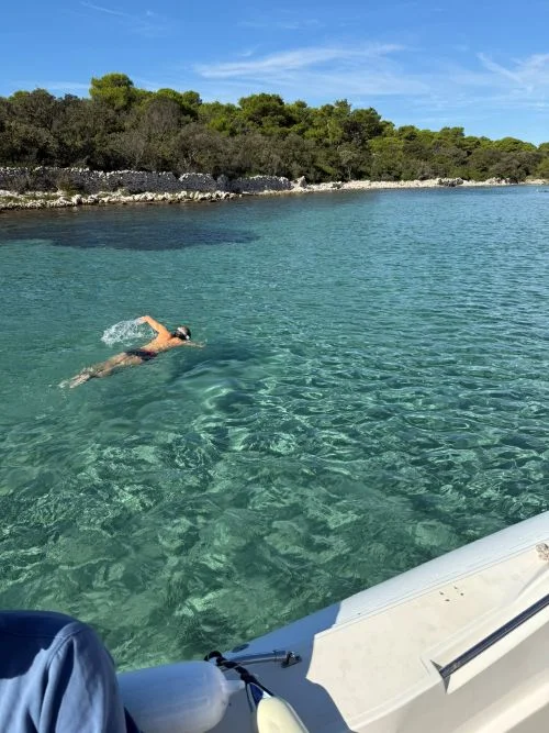 Snorkel en La aguas cristalinas y de color azul turquesa de la isla de Molat (Zadar)
