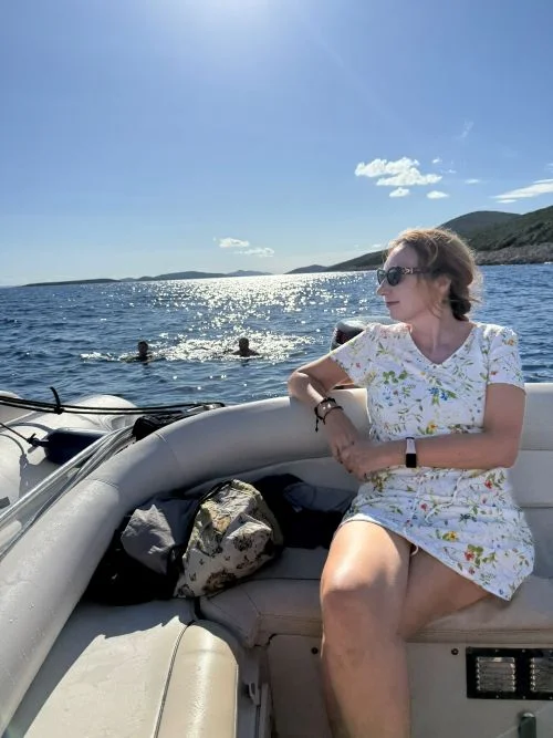 El barco hundido está muy cerca de Zadar, en la imagen se ve la lancha rápida parada y gente en el agua