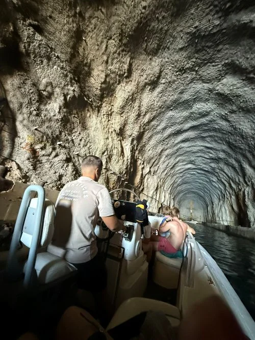 Paseo en lancha rápida en el interior del tunel utilizado durante la guerra fría en la isla de Otok