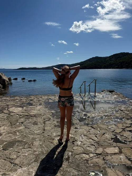 Tomando un baño en la playa de Bozava