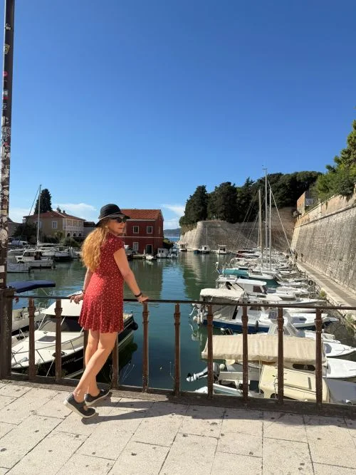 Puerto deportivo de zadar, se ve la pared de la muralla
