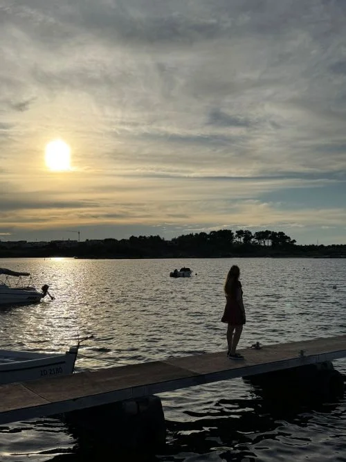 Puestas de sol bonitas en road trip por Croacia. esta es en Nin, en un embarcadero